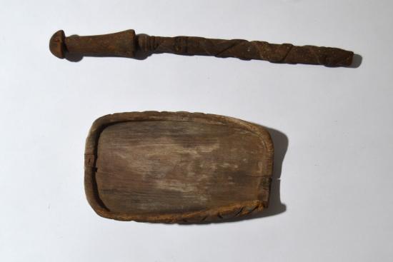 Figura 1: Tableta y tubo para inhalar, ambos de madera, Guatacondo, colección MNHN