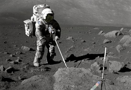 El astronauta Harrison Schmitt tomando muestras geológicas en el sector Taurus-Littrow.