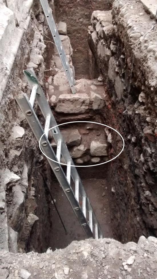 Excavación en Patio Los Naranjos de la Catedral Metropolitana. Abajo se ve el cimiento del muro posiblemente incaico, con su base de piedras rodadas (guijarros).