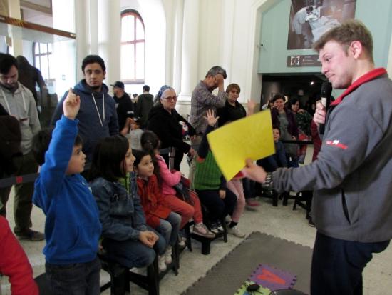 Alexander Otárola, del Área de Educación del MNHN, realizando un taller sobre artrópodos.