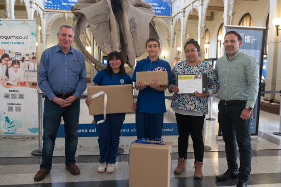 Ganadores en Enseñanza Básica, Escuela Héroes de Chile, de Limache, por el proyecto «Tolerancia de semillas vegetales a bajas temperaturas».