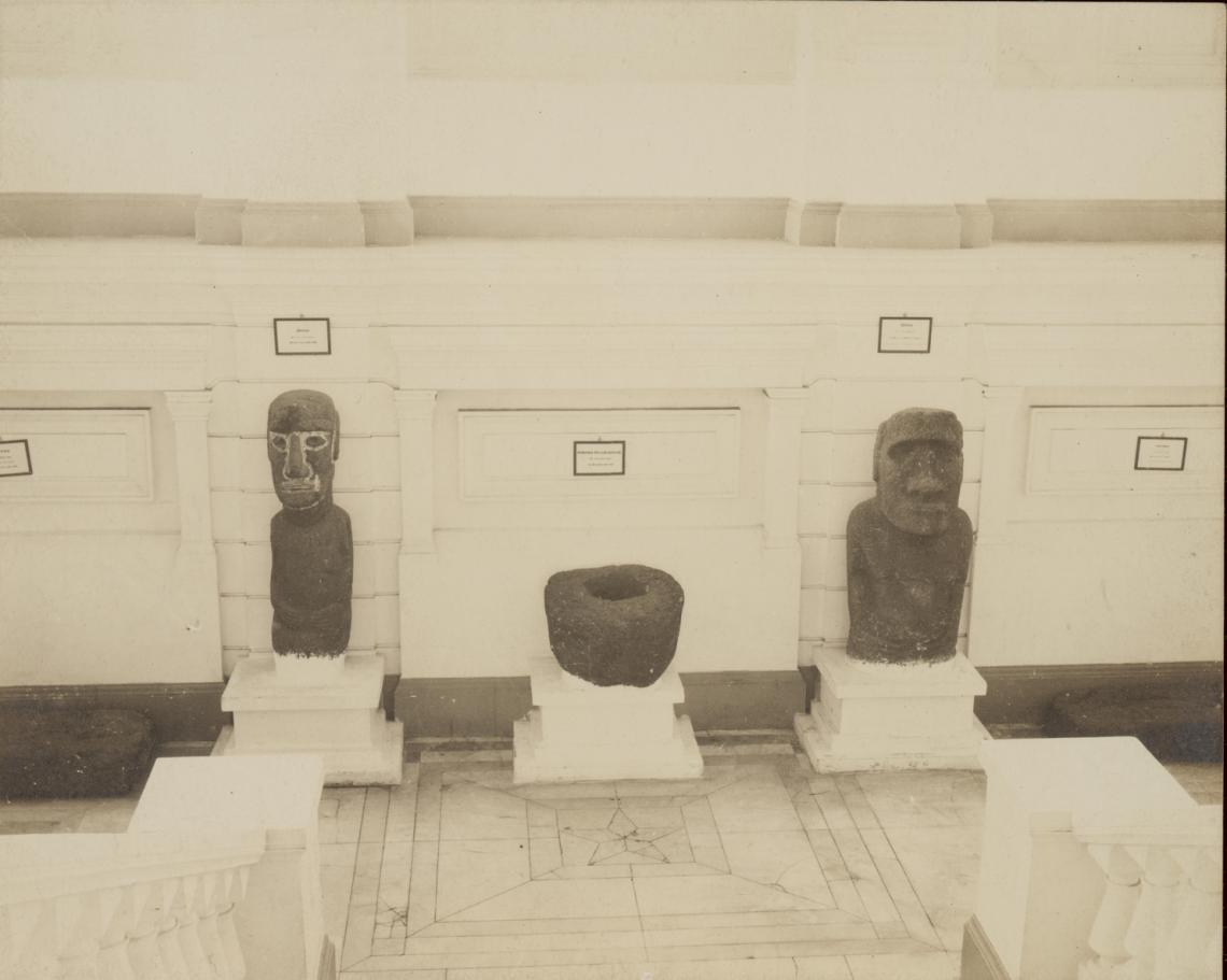 El moái llegado en la corbeta O’Higgins junto a otro de adquisición posterior, ambos en exhibición en el descanso de la escala del museo en 1911. El moái llegado en la corbeta O’Higgins junto a otro de adquisición posterior, ambos en exhibición en el descanso de la escala del museo en 1911.