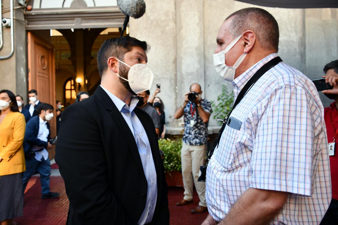 Gabriel Boric, Presidente Electo, junto con el director del MNHN, Mario Castro.