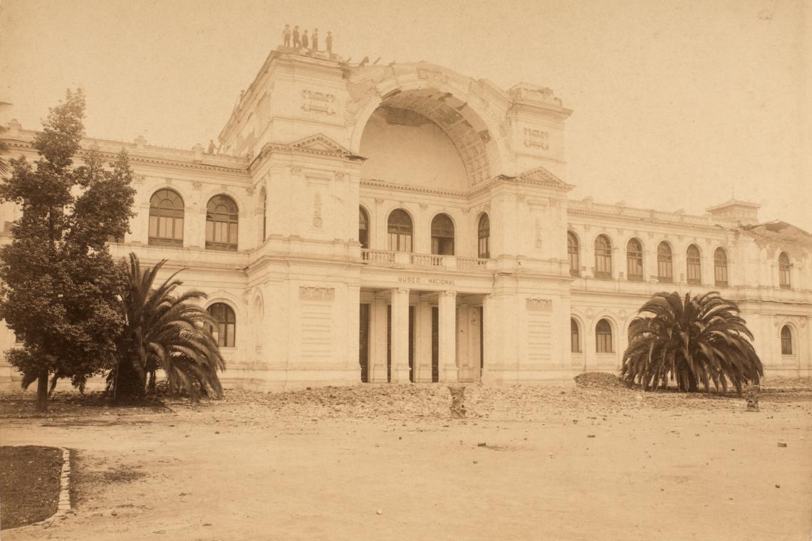 Figura 1. Edificio del MNHN tras terremoto de 1906. Figura 1. Edificio del MNHN tras terremoto de 1906.