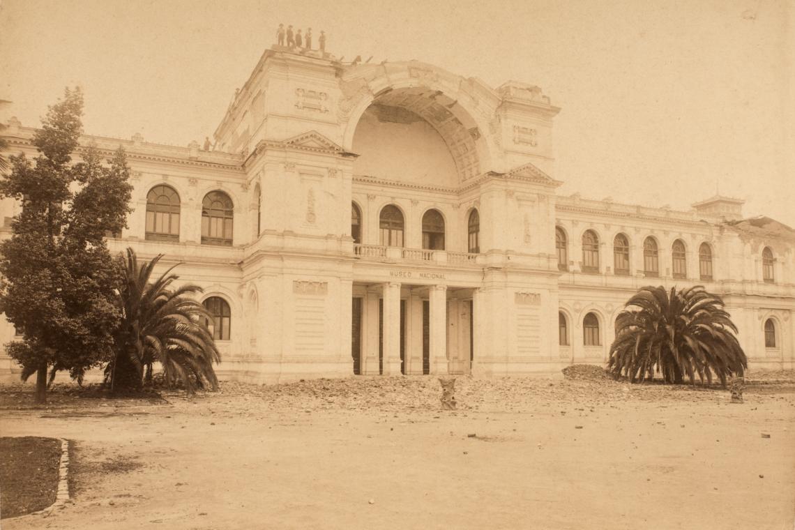 Figura 1. Edificio del MNHN tras terremoto de 1906.