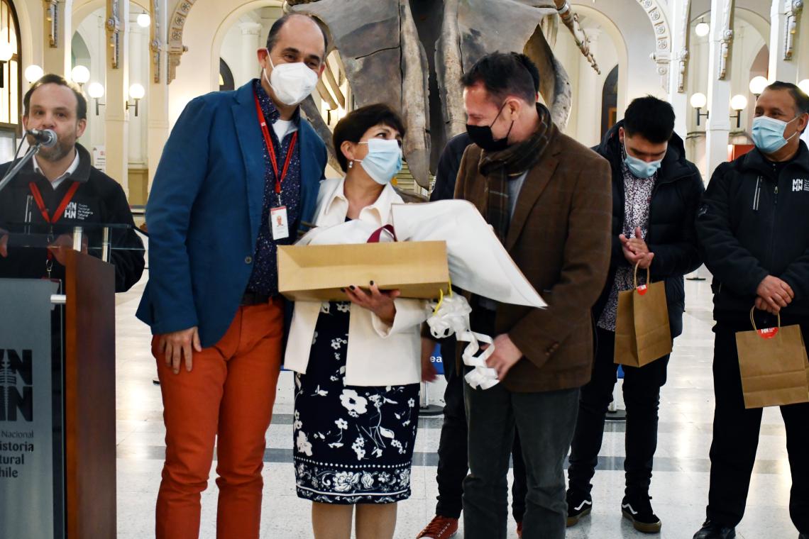 Lucy Gómez, funcionaria que se acogió a jubilación, junto con Cristian Becker, del MNHN (Izq.) y Roberto Concha, director (S) del Servicio Nacional del Patrimonio Cultural (Der.)