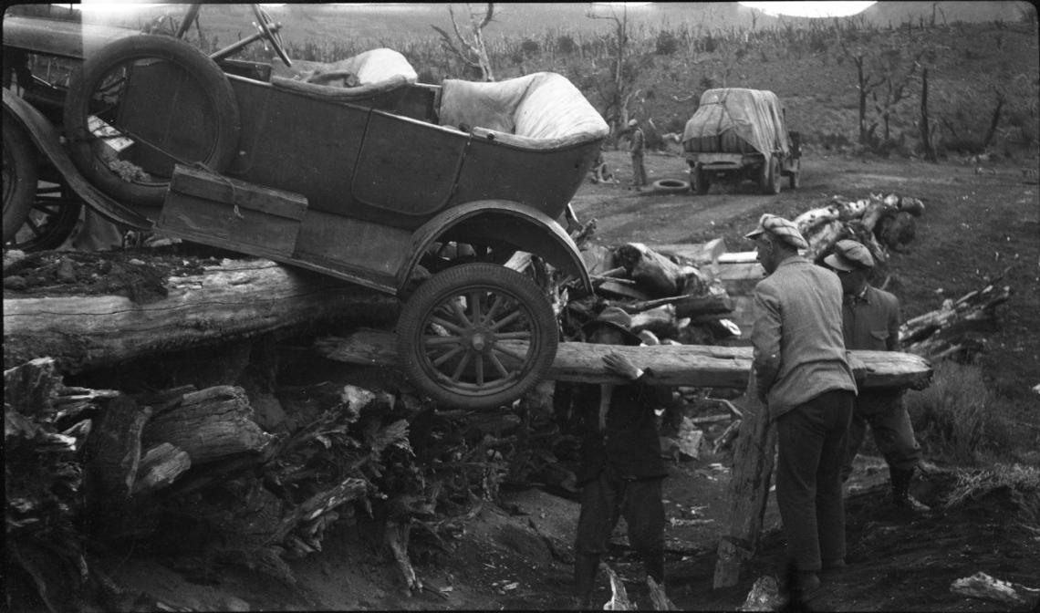 Las dificultades de la ruta con la lluvia y el barro afectaban el tráfico de vehículos motorizados.