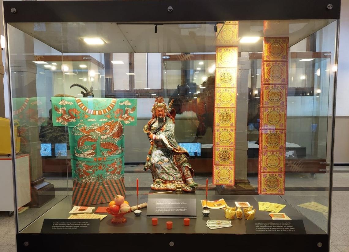 Figura 2. Representación de un altar de Guan Gong en la exposición temporal, “El Viaje de Guan Gong”. Figura 2. Representación de un altar de Guan Gong en la exposición temporal, “El Viaje de Guan Gong”.