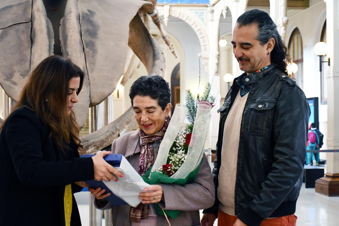 Nélida Pozo (Directora SERPAT), entregando un reconocimiento a Mélica Muñoz, Curadora Emérita del MNHN, junto a su hijo, el Dr. Andrés Moreira Muñoz, por la donación realizada al Herbario Nacional. Nélida Pozo (Directora SERPAT), entregando un reconocimiento a Mélica Muñoz, Curadora Emérita del MNHN, junto a su hijo, el Dr. Andrés Moreira Muñoz, por la donación realizada al Herbario Nacional.