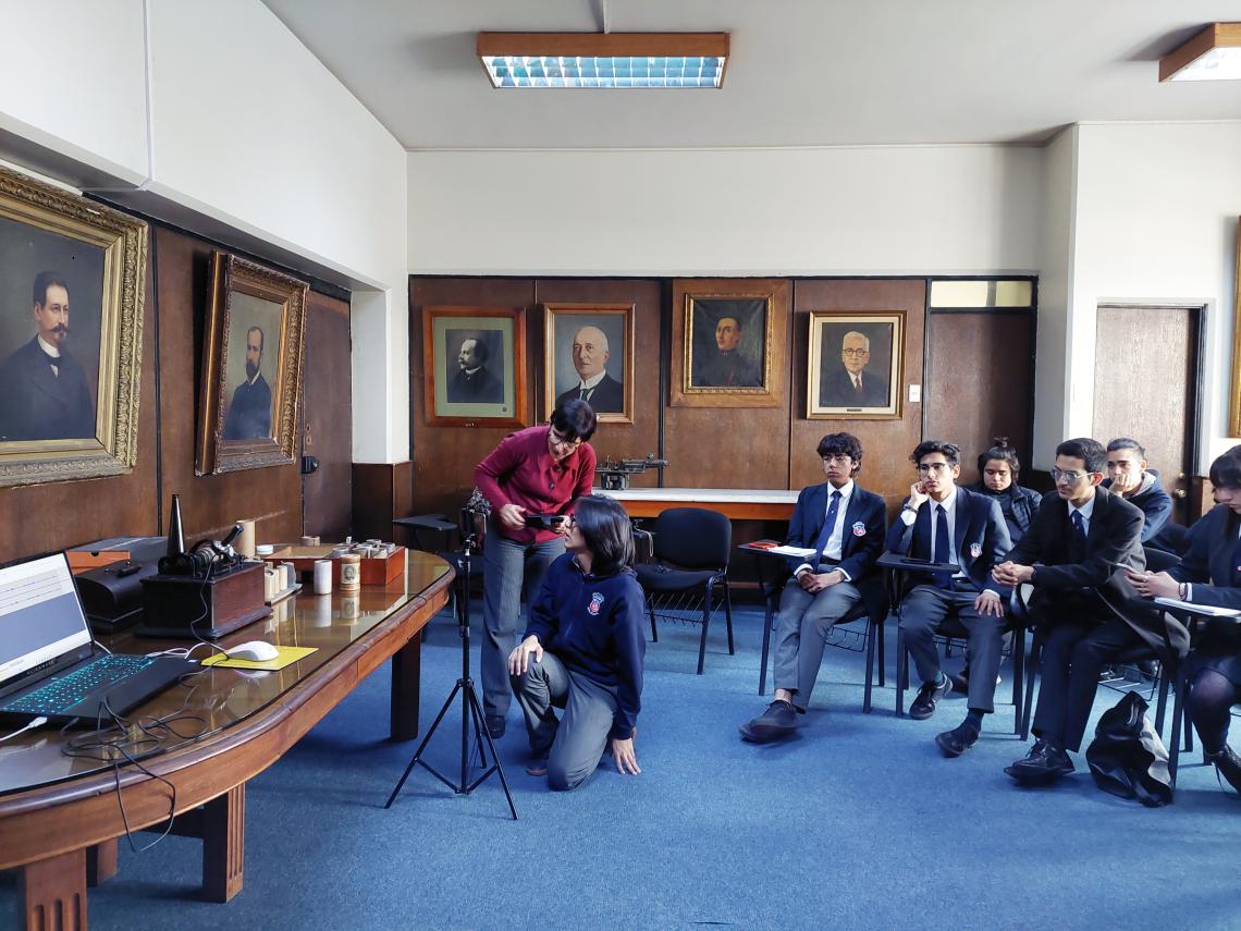 Figura 2: Profesora Verónica Bello y estudiantes de la academia científica ARCPIN durante el proceso de digitalización. Figura 2: Profesora Verónica Bello y estudiantes de la academia científica ARCPIN durante el proceso de digitalización.