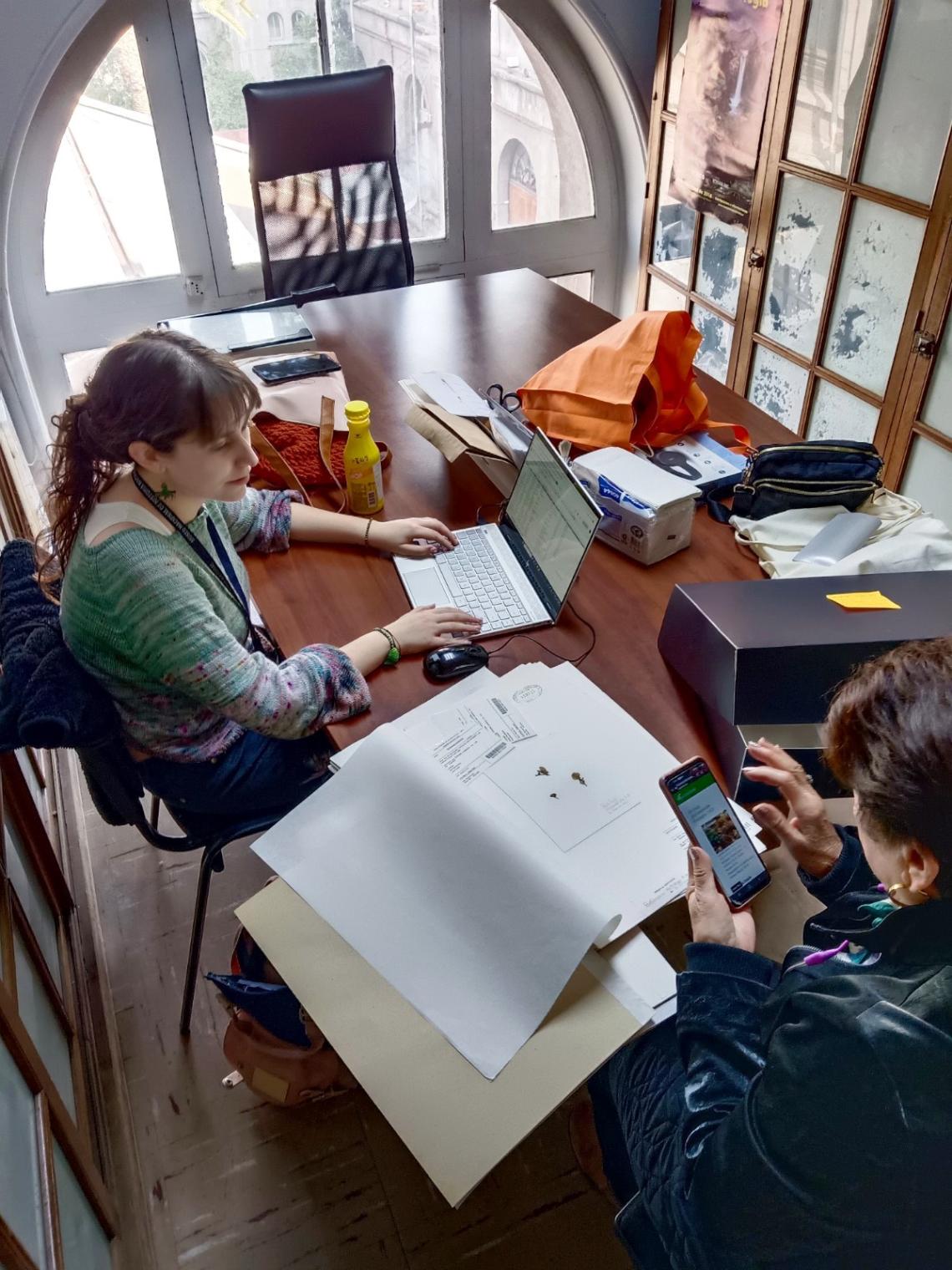 Fotografía 1. Documentación, actualización taxonómica y revisión curatorial de los ejemplares para su posterior digitalización (Valentina Montoya y Maria Eliana Ramírez). Fotografía 1. Documentación, actualización taxonómica y revisión curatorial de los ejemplares para su posterior digitalización (Valentina Montoya y Maria Eliana Ramírez).