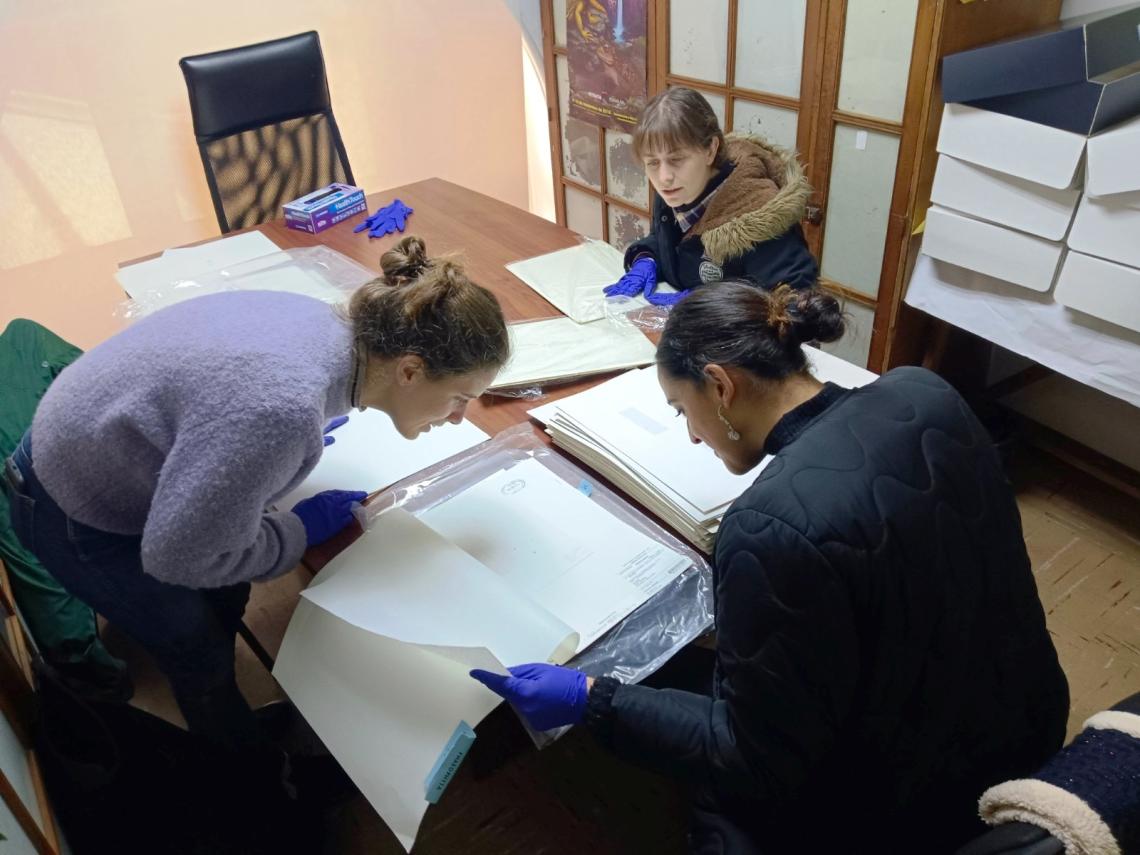 Fotografía 3. Trabajo curatorial científico-artístico del Proyecto Archivo de Algas 2023 (De izquierda a derecha, Maya Errázuriz, Javiera Gutiérrez y Valentina Montoya). Fotografía 3. Trabajo curatorial científico-artístico del Proyecto Archivo de Algas 2023 (De izquierda a derecha, Maya Errázuriz, Javiera Gutiérrez y Valentina Montoya).