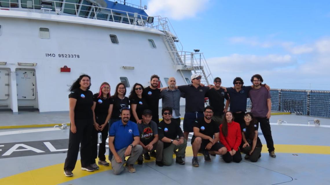 El equipo que participa en la expedición, compuesto por investigadores nacionales e internacionales, observadores científicos y de la comunidad de Juan Fernández (Créditos: Javier Sellanes – ESMOI-UCN). Más detalles aquí: https://schmidtocean.org/cruise/seamounts-of-the-southeast-pacific/#team  