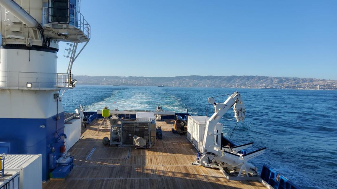 El buque R/V Falkor (Too) zarpando desde Valparaíso (Créditos: Jorge Pérez-Schultheiss – AZI-MNHN). 