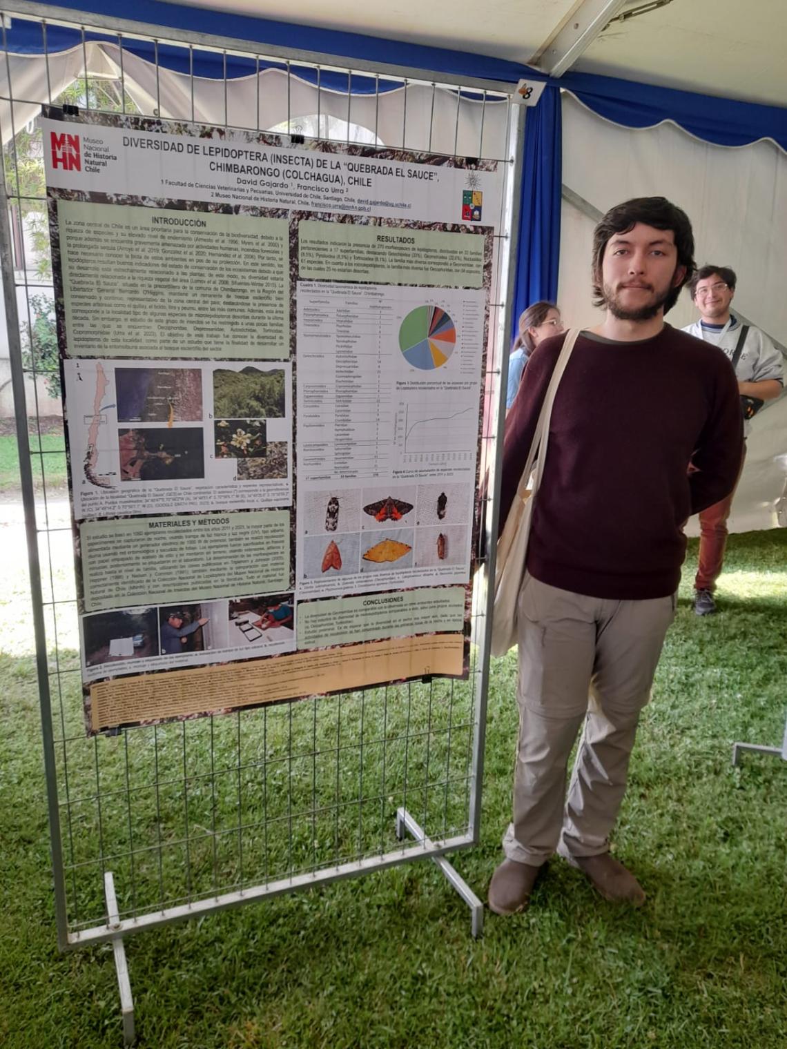 David Gajardo, voluntario del Área de Entomología, presentando su trabajo “Diversidad de Lepidoptera (Insecta) de la “Quebrada El Sauce”, Chimbarongo (Colchagua), Chile”.