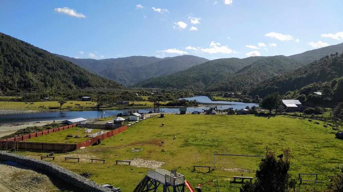 Figura 2: Vista del puente sobre el rio Lliuco, en la localidad costera de Manquemapu, en lugar donde Lafkenorchestia oyarzuni fue observada por primera vez. Figura 2: Vista del puente sobre el rio Lliuco, en la localidad costera de Manquemapu, en lugar donde Lafkenorchestia oyarzuni fue observada por primera vez.