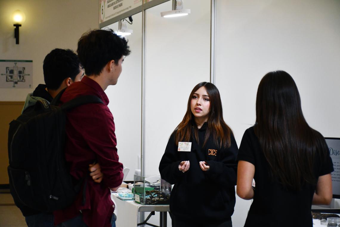 Alumnas del CICE explican el proyecto "Aplicación de isótopos estables en el análisis de la dieta de micromamíferos en el sector de La Vega de Pupuya, Región de O'Higgins", ganador de la categoría Enseñanza Media. Alumnas del CICE explican el proyecto "Aplicación de isótopos estables en el análisis de la dieta de micromamíferos en el sector de La Vega de Pupuya, Región de O'Higgins", ganador de la categoría Enseñanza Media.