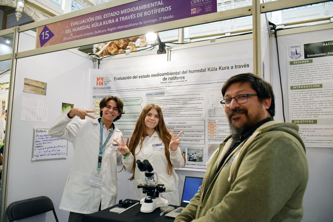 Proyecto "Evaluación del estado medioambiental del humedal Küla Kura a través de rotíferos", de la Escuela Palmarés Oriente, Quilicura, ganadores del Premio Grete Mostny. Proyecto "Evaluación del estado medioambiental del humedal Küla Kura a través de rotíferos", de la Escuela Palmarés Oriente, Quilicura, ganadores del Premio Grete Mostny.