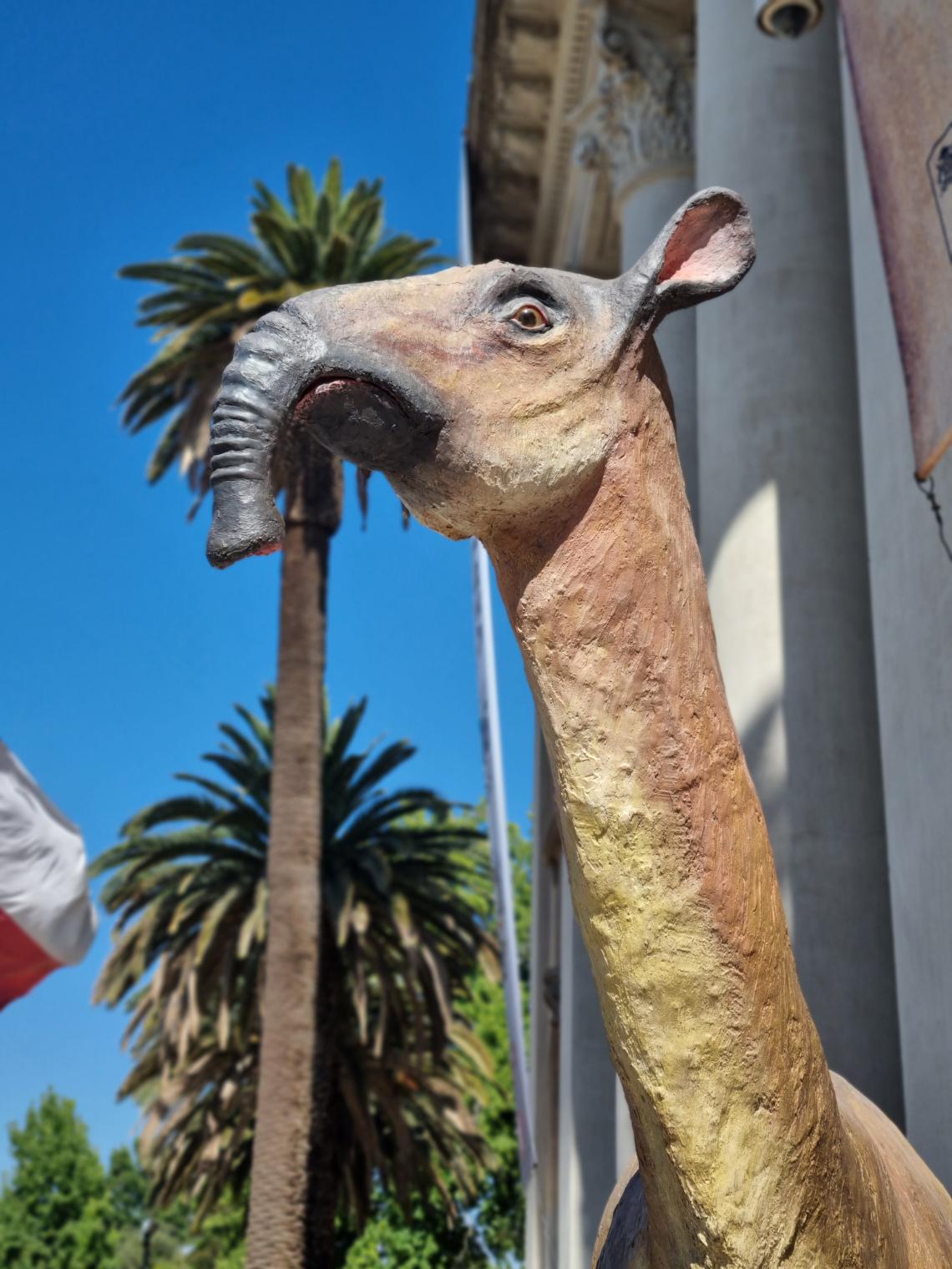 Figura 2. Reconstrucción de una Macrauchenia en vida, con trompa más larga. Escultura ubicada en el frontis del Museo Nacional de Historia Natural. (Foto: Karina Buldrini).