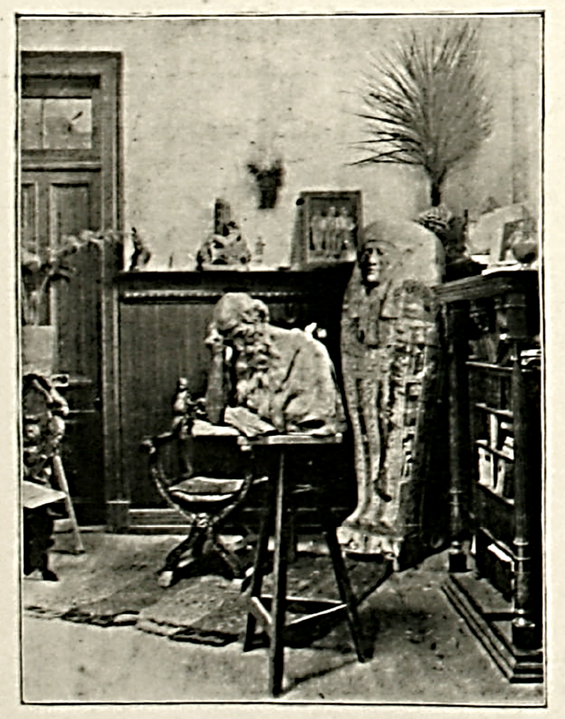 Figura 1. Primera imagen conocida del conjunto funerario de Panubis en Chile, en el taller de Rebeca Matte (Revista Zig-Zag, 1905).