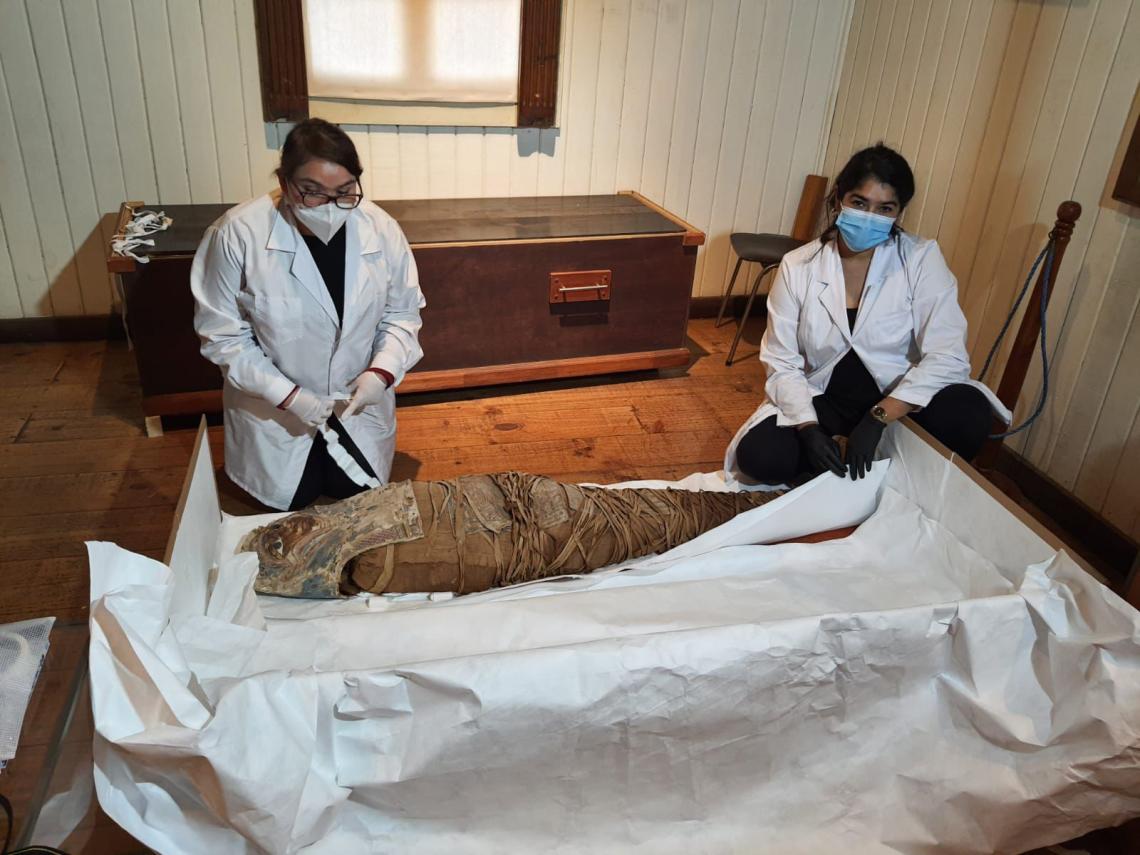 Proceso de embalaje del cuerpo momificado egipcio del Parque Museo Pedro del Río Zañartu, para su traslado a tomografía. A la derecha la conservadora Evelyn Sepúlveda y a la izquierda la antropóloga Física Verónica Silva Pinto. 