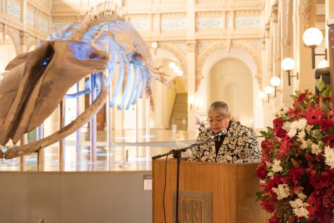 Nieves Acevedo dirigiéndose a los presentes en la ceremonia de Aniversario del MNHN, en 2018.
