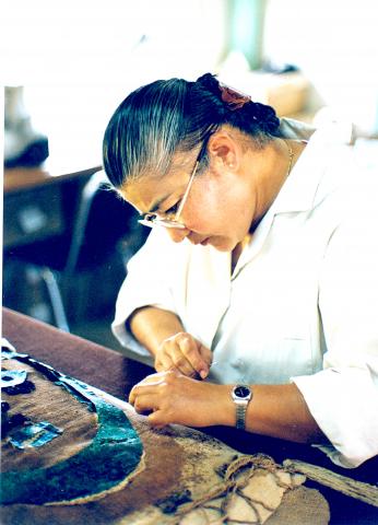 Nieves trabajando una Máscara Chancay en 2001.