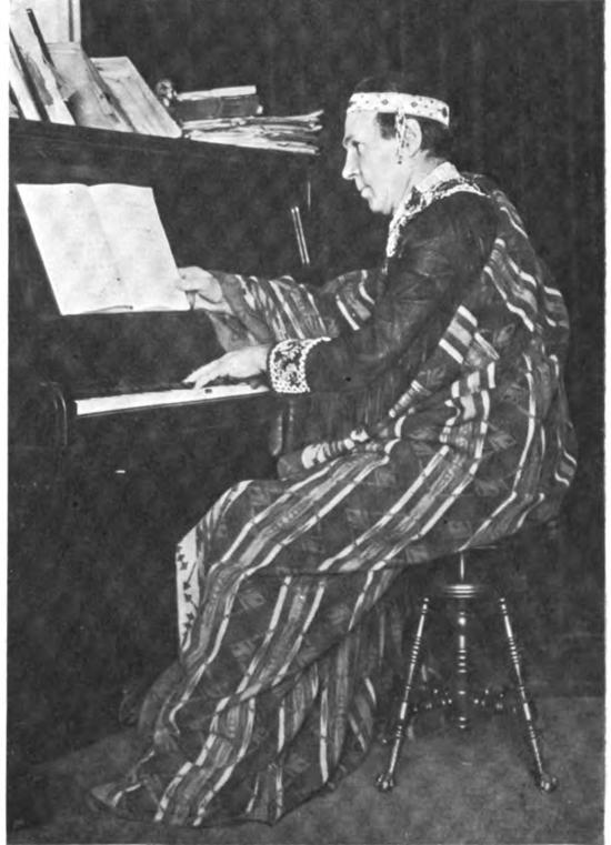 Chief Caupolicán ensayando en el piano en 1921.