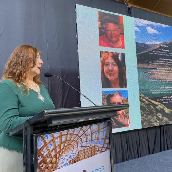 Gloria Rojas, Investigadora del Área de Botánica del MNHN, y una de las autoras de la guía, entregando palabras en el lanzamiento.
